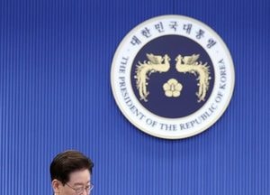 이재명 대통령 지지율 35.8%…30대·서울30대 '부정' 70% 넘어 [한길리서치]