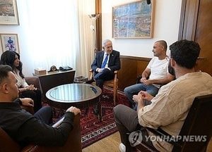 트럼프 "플라이두바이 부기장, 이란 배후 드러나면 강력하게 타격…조사 중"