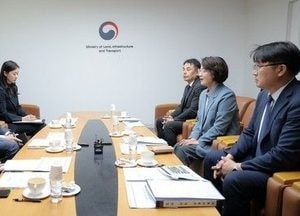 추미애 "40개 사업, 국가철도망 구축계획 반영해 달라" 홍 국토장관에 요청