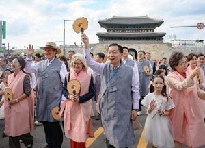 시민과 함께한 '정조대왕 능행차' 행렬…수원화성문화제 시작 알려