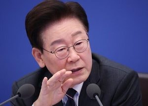 이 대통령 "SNS소통 품격 없다...댓글 소통 조롱당한 노무현 떠올라"