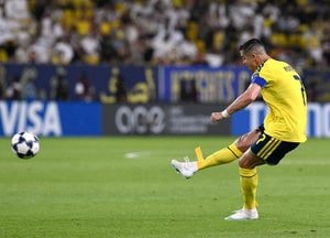 사우디 리야드에 공습…호날두의 알나스르 ACLE 경기 1시간 지연