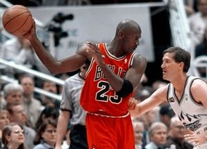 '농구 황제' 조던의 1998년 NBA 챔피언 결정전 경기복, 경매에서 187억원에 낙찰