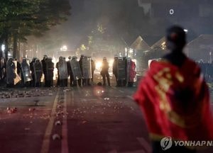 알바니아 '플라밍고 시위' 넉달째 격화…대학생들도 화염병 가세