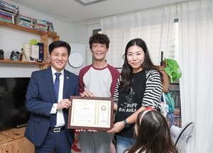 안양시의회, 여섯 남매 가정 방문해 따뜻한 격려
