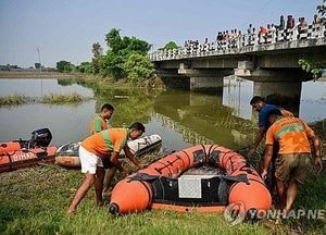 인도 갠지스강서 배 전복…힌두교 축제 가던 어린이 13명 사망