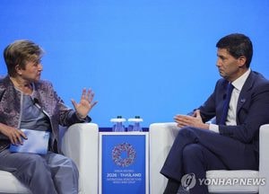 워시 Fed 의장 "금리결정 예단 안해…AI가 세계경제 상방요인"