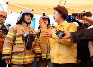 추미애, 부천 화재 현장 찾아 “소방관 헌신 감사”