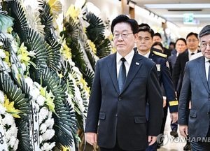 李대통령, 부천 화재 순직 소방관 조문…영정 앞 훈장 추서도
