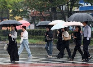 [오늘날씨] 일요일 흐리고 강한 가을비…시간당 최대 30㎜