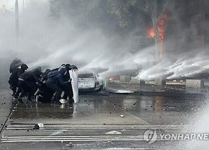 불타는 시청...프랑스 ‘고물가’ 분노 최악 폭동