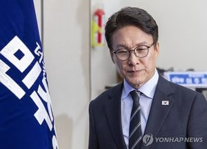 가수 무대 중 인사 김민석 ‘과잉 의전’ 논란…"불편 끼쳐 죄송"