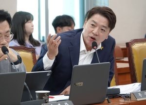 운전대 잡은 척하는 ‘헬퍼’, '도로위 시한폭탄' 우려 큰 데 단속 '0건'