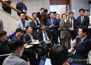 李대통령 "주식시장 조만간 필요한 조치…부동산 공급 전격전"