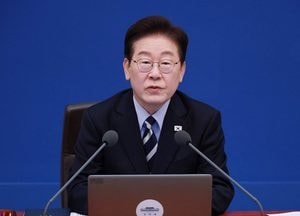 李대통령, IMF 2년 연속 성장 전망에 "韓경제 기초체력 극적 반전"