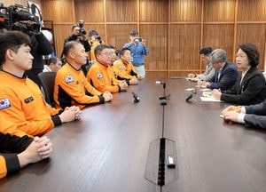 추미애, 소방공무원노조 만나 '재정 빨대' 발언 직접 사과