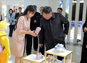 "김정은, 뇌출혈" 사망설 해외SNS 확산…北, 근황 공개