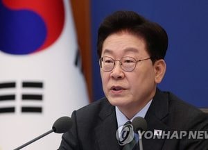 이 대통령 "국정 생중계도 언론 접촉도 현장 방문도 SNS도 늘릴 것"