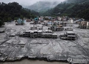 네팔, '고위험' 히말라야 빙하호수 4곳 수위 저감 착수…홍수 방지