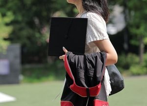 대학생 10명 중 1명꼴 졸업 유예…76%가 고용 불안 때문