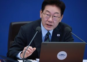 靑 "李대통령, AI 팩트 찾는 도구로  쓴 것…국정 기대는 것 아냐"