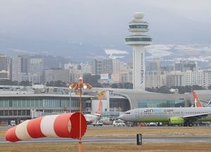 김은혜 "공항이 대통령 이륙비서관실인가"...제주공항 무더기 지연 전용기 책임론 여야 충돌