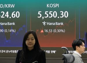 코스피, 外人 홀로 '팔자'…기관·개인 매수에 소폭 상승 마감