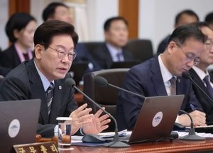 李, 중수청장 참석에 “비정상의 정상화…한 달에 한 번쯤 오세요”