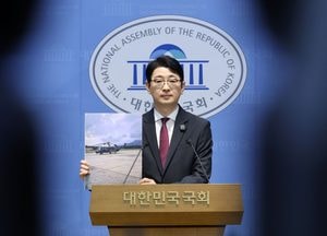 주진우 "李대통령, 장남 부부와 해군기지서 골프치고, 헬기타고 이동"...추가 의혹 제기