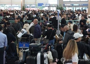 항공사 발권업무 먹통에 인천공항에 발묶인 이용객들 항의 '빗발'
