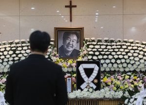 최불암 영정 앞 김혜자 "너무 그리운 사람…곧 만나자"