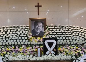 "아버지이자 큰 어른으로 기억되길"…故최불암 빈소 이틀째 조문 행렬